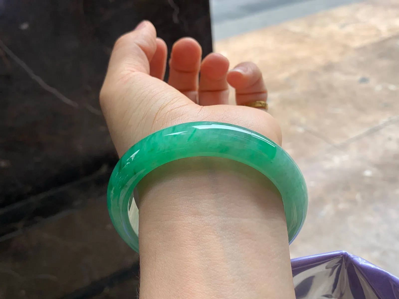 尺寸59.4/13.3/9.1，辣绿手镯
水润细腻 清新甜美