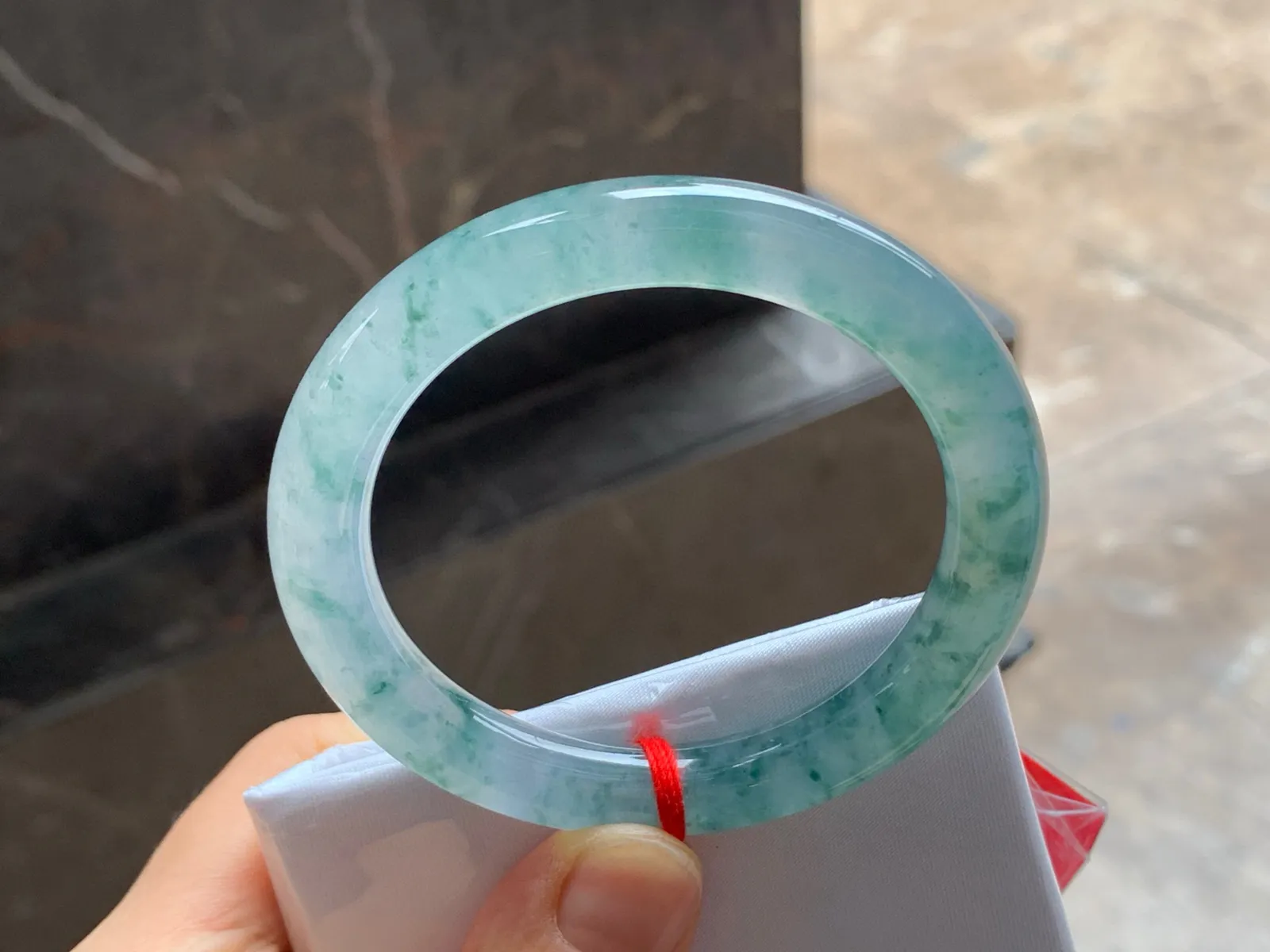尺寸53.4/8.9，冰飘花圆条手镯
水润细腻 清新甜美 冰透