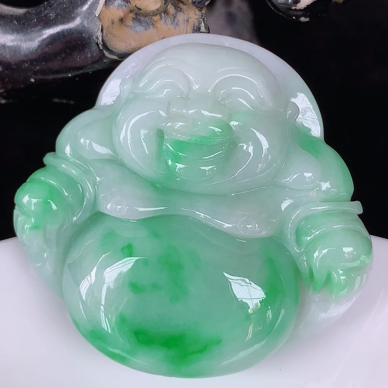 自然光实拍，大件厚装冰润冰糯种飘阳绿翡翠佛公吊坠，饱满， 佛公亦保平安，寓意有福（佛公）相伴，配戴优雅迷人！#46.10