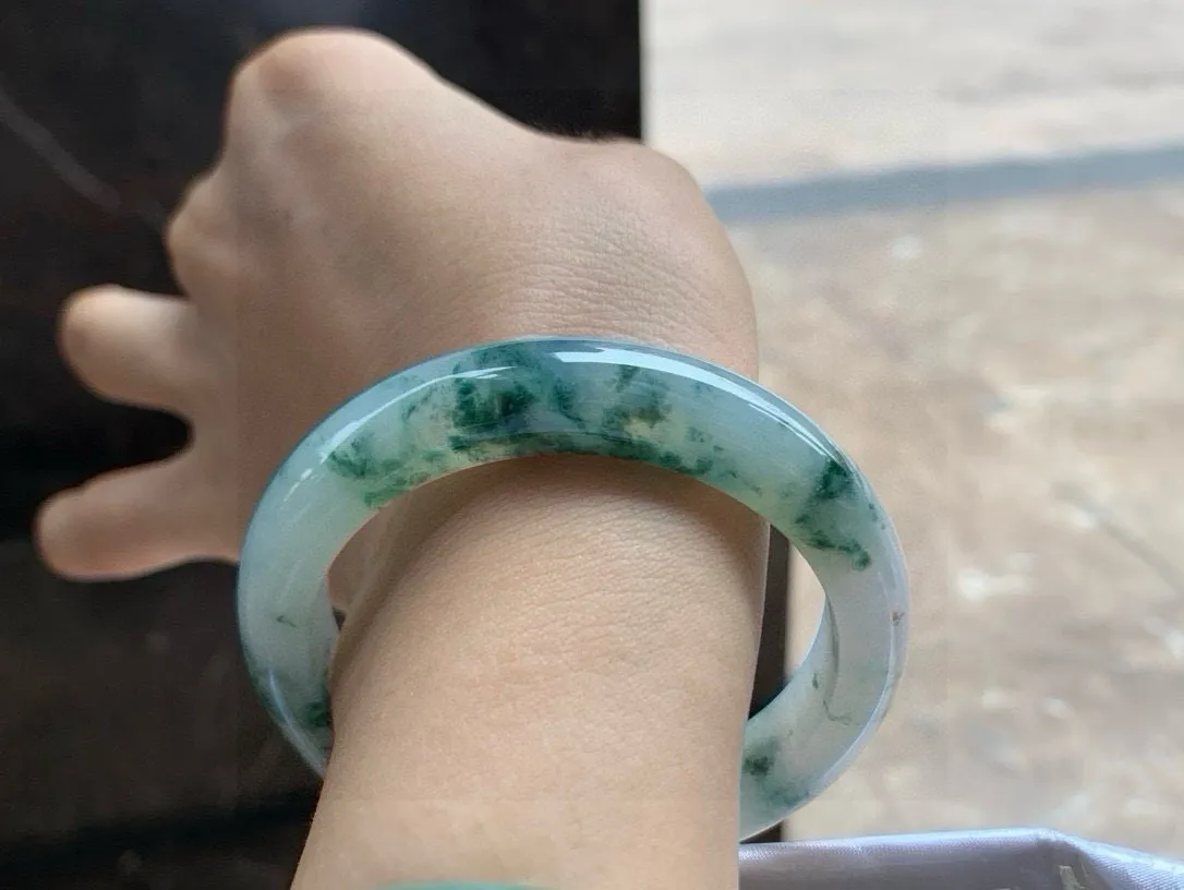 尺寸54.9/12.4/8.4，冰飘花手镯
水润细腻 清爽种老
