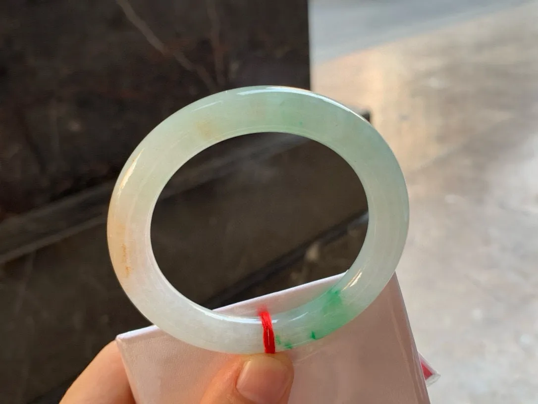 尺寸52.1/9.5， 黄加绿圆条手镯
水润细腻