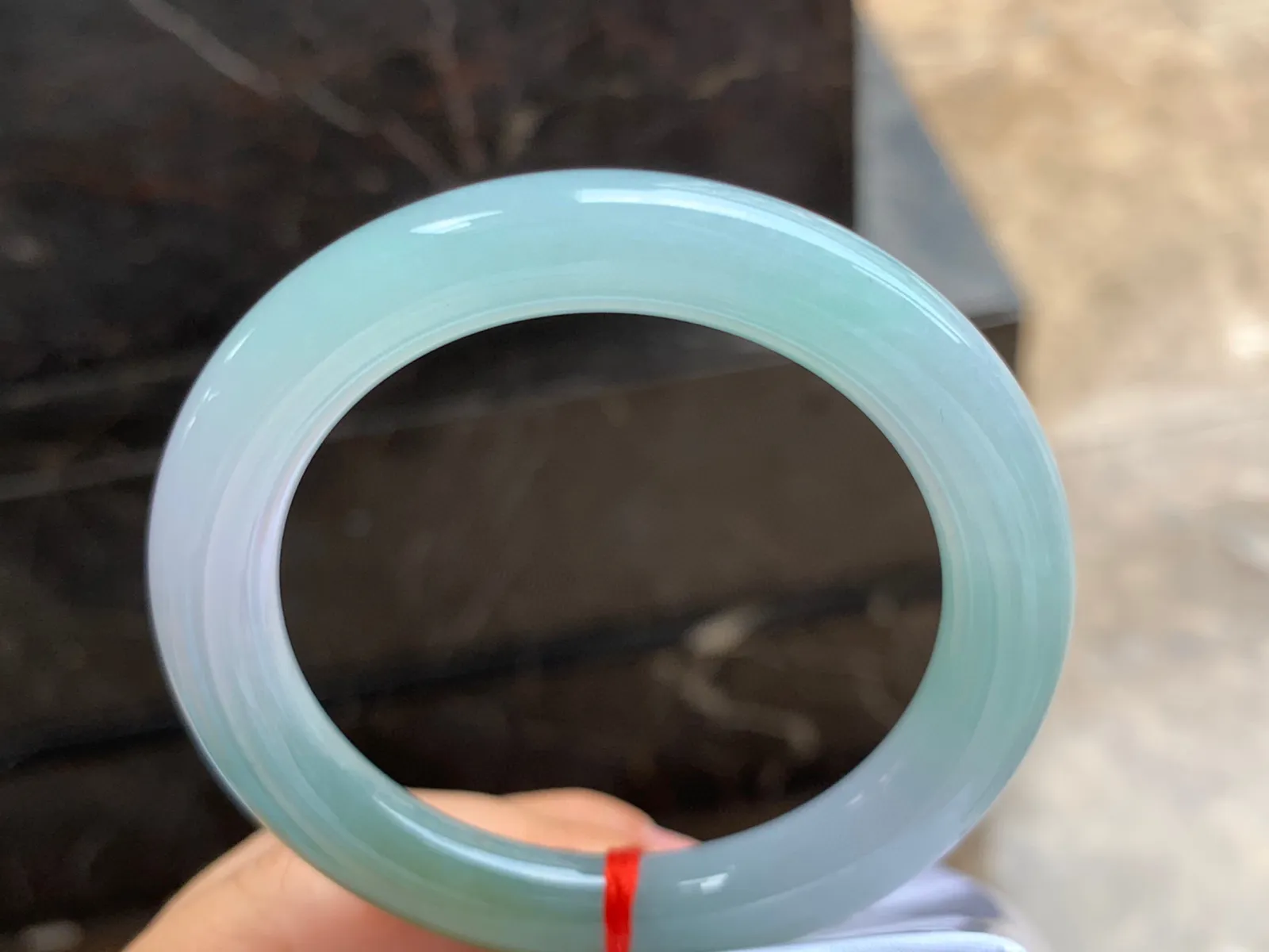 54-10mm
黄加绿圆条手镯 底子细腻 颜色漂亮