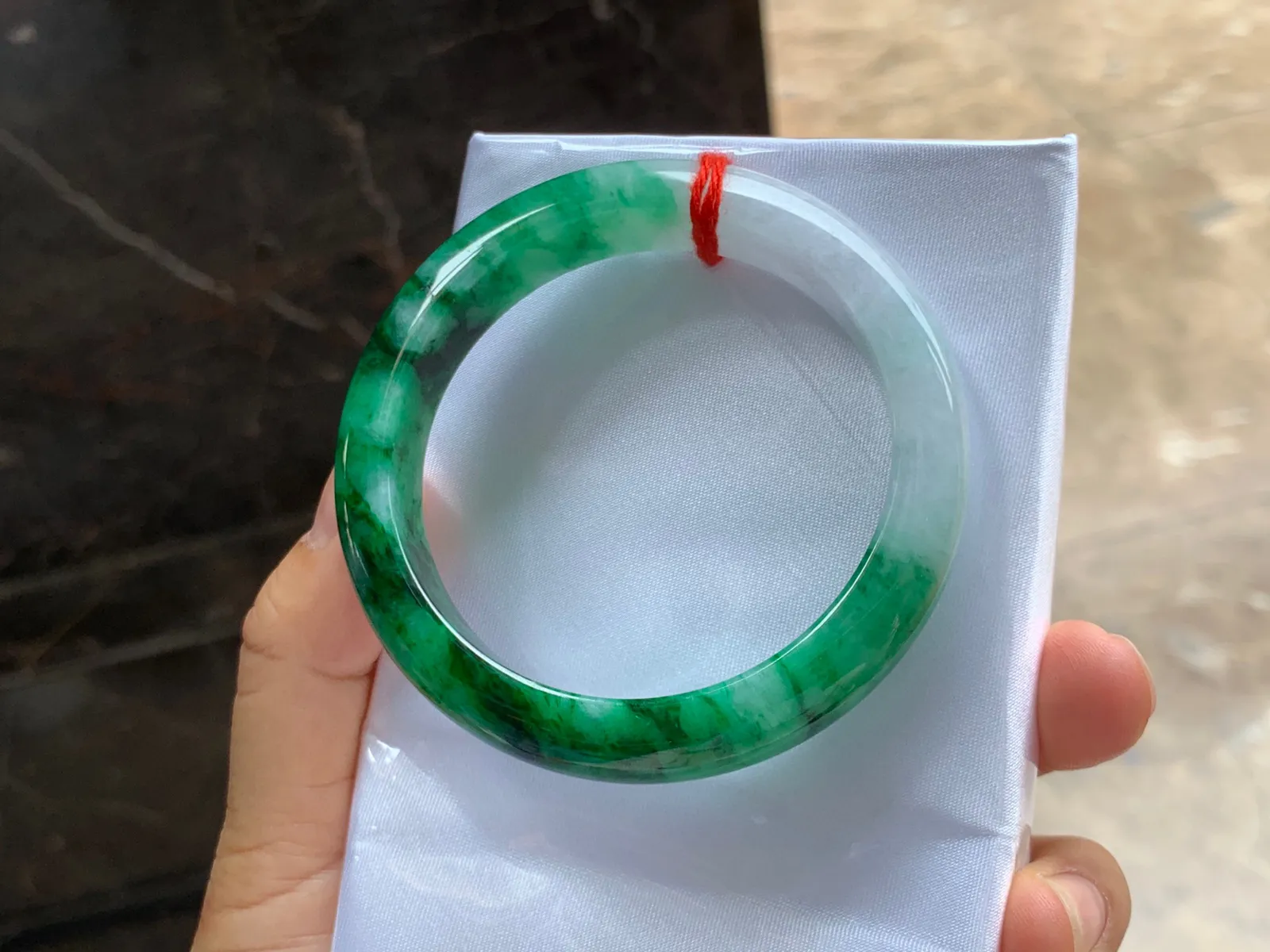 54.5-13-8.5mm
瓜皮绿手镯 底子细腻 颜色辣绿 上手大气