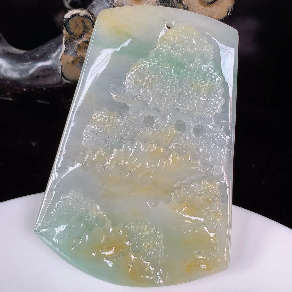 自然光实拍，大件冰润冰糯种双彩黄加绿翡翠山水牌吊坠，翡翠山水，立体生动形象，山水素材布局合理，意境感佳，佩戴上身效果更高贵 #60.10