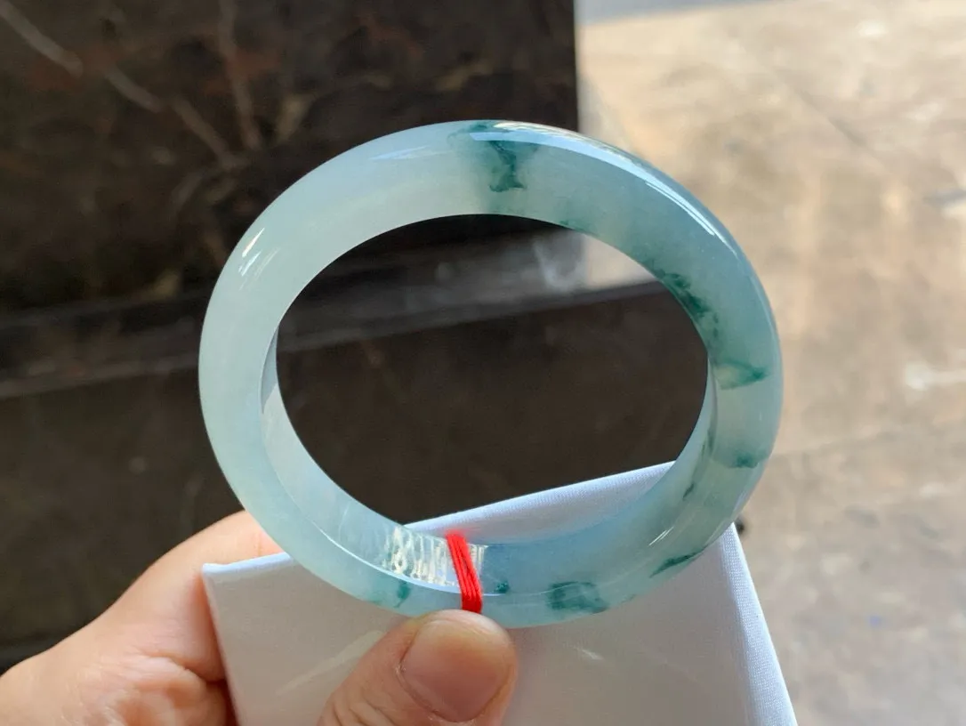 尺寸57.1/12.5/8.7，冰飘花手镯
水润细腻
