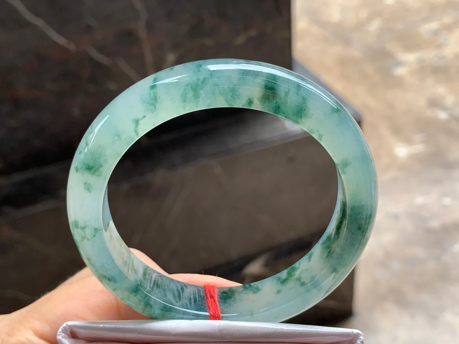 尺寸57.3/12.7/8.6，冰飘花手镯
水润细腻 清新甜美