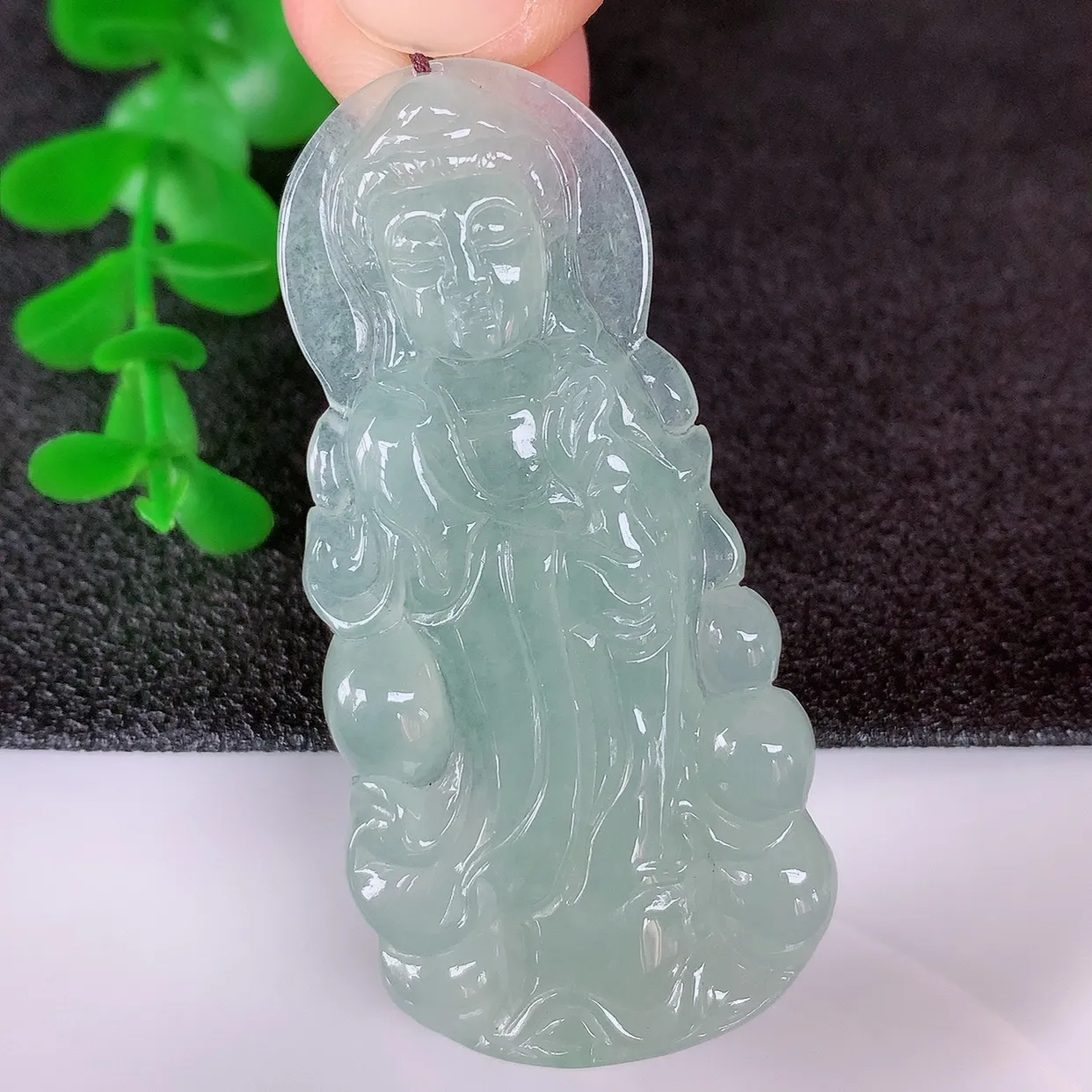自然光实拍，冰种翡翠正装观音吊坠，赐福翡翠观音，翠色迷人，观音面相端庄，佩戴时尚出众！#57.10