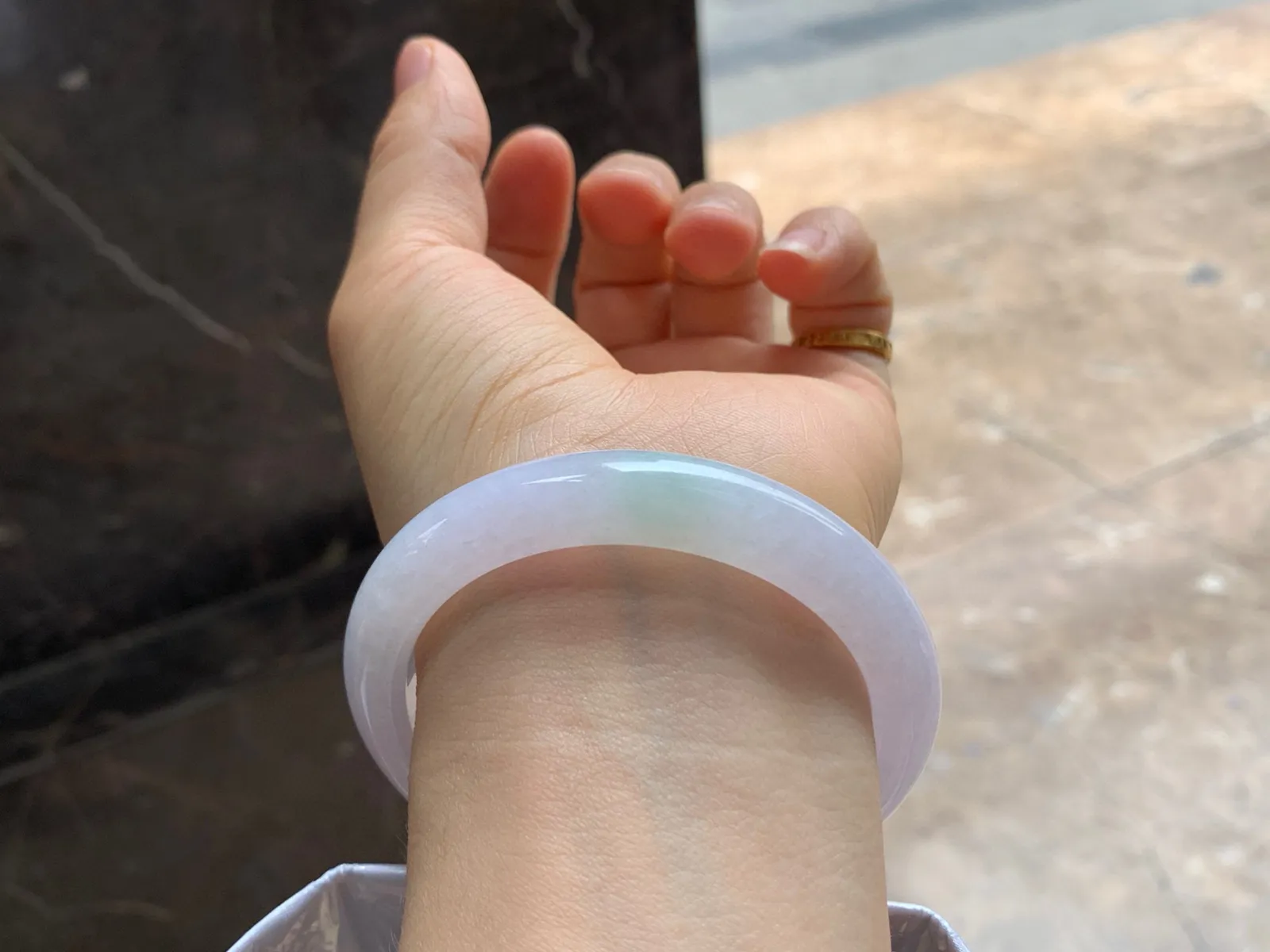 尺寸56.1/10.9/8.5，细糯冰手镯
水润细腻 清新甜美