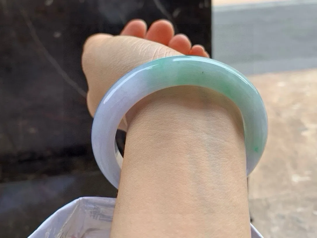 尺寸61/12.1/10.6，春彩手镯
水润细腻