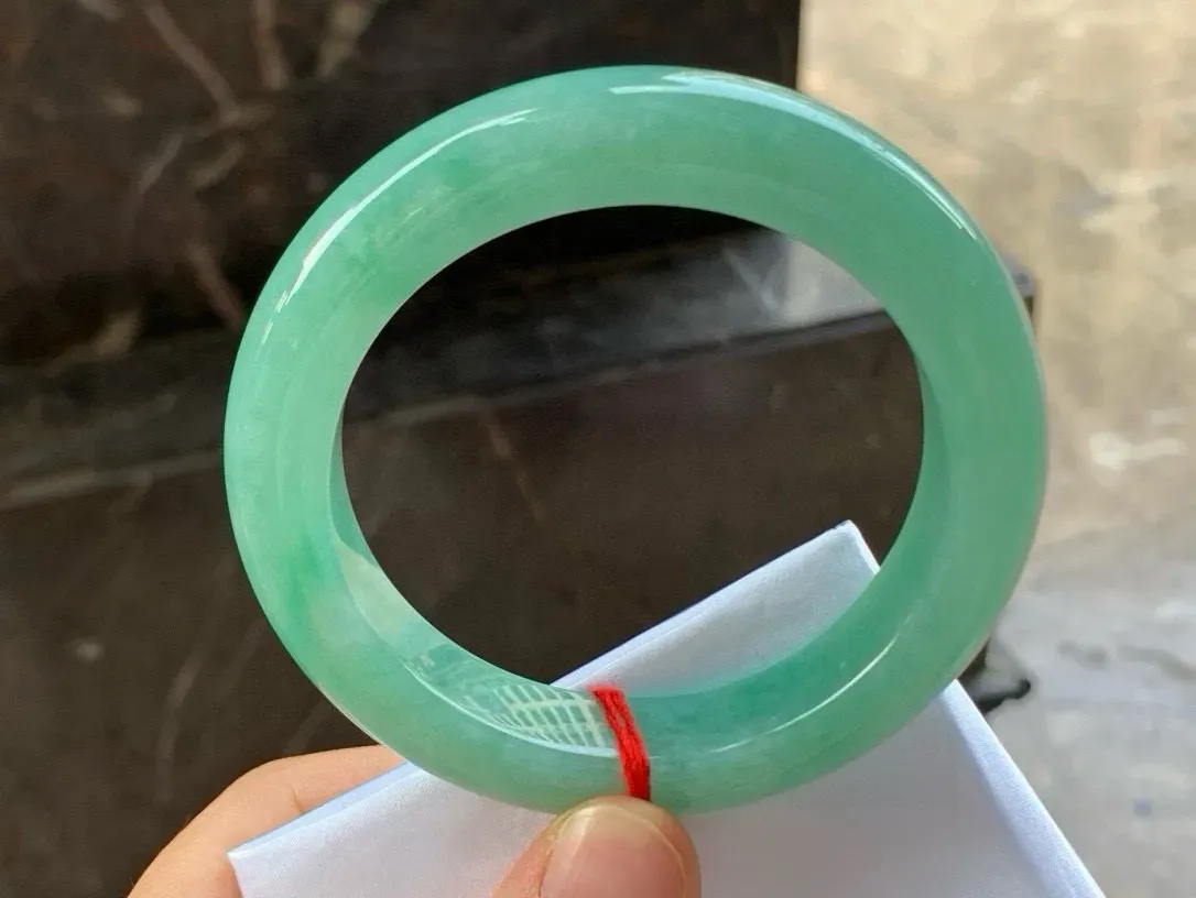 尺寸55.4/12.4/10.1，满色手镯
水润细腻