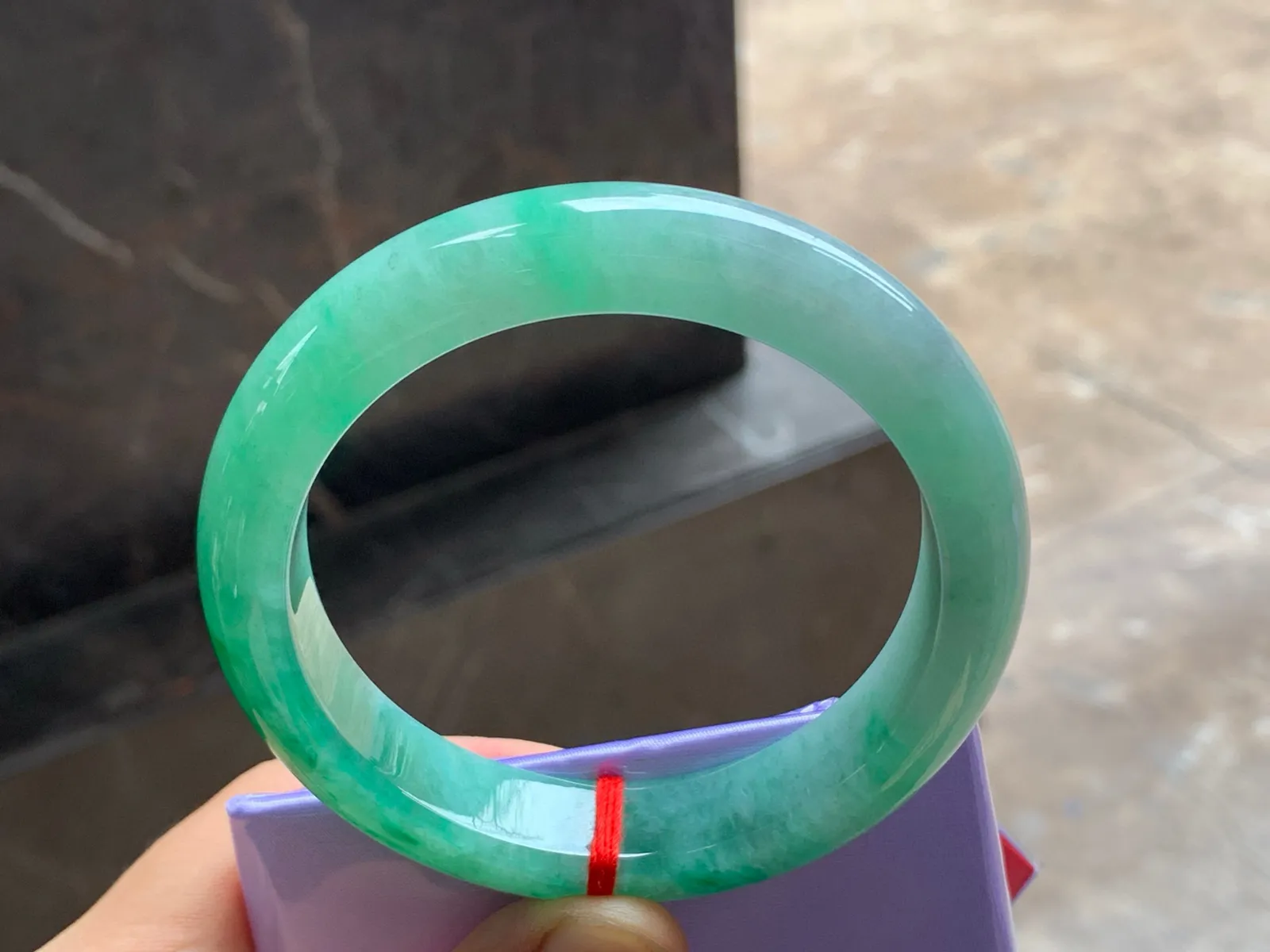 尺寸59.4/13.3/9.1，辣绿手镯
水润细腻 清新甜美