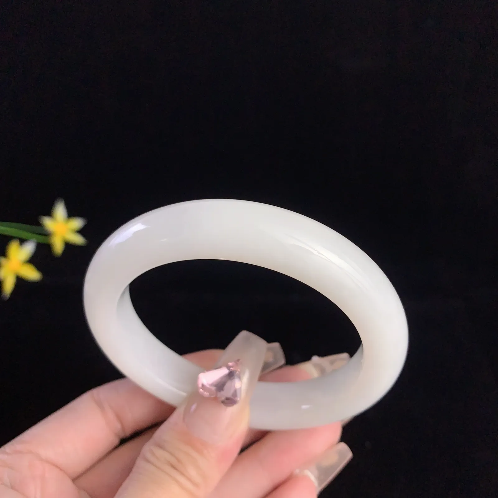 和田玉57圈口羊脂白手镯！玉质细腻油润 底色纯净 无裂无杂 脂粉好