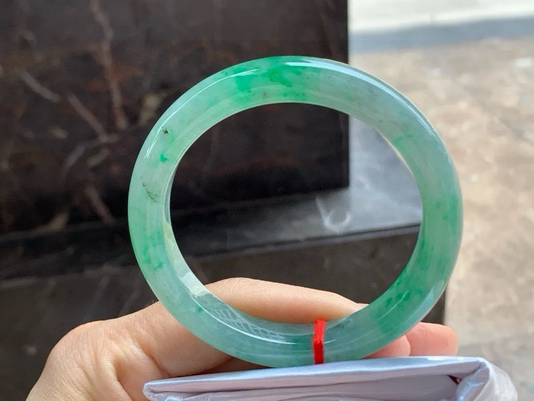 尺寸54.6/10.9/8.4，带色手镯
冰透水润细腻 清爽 气质大气
