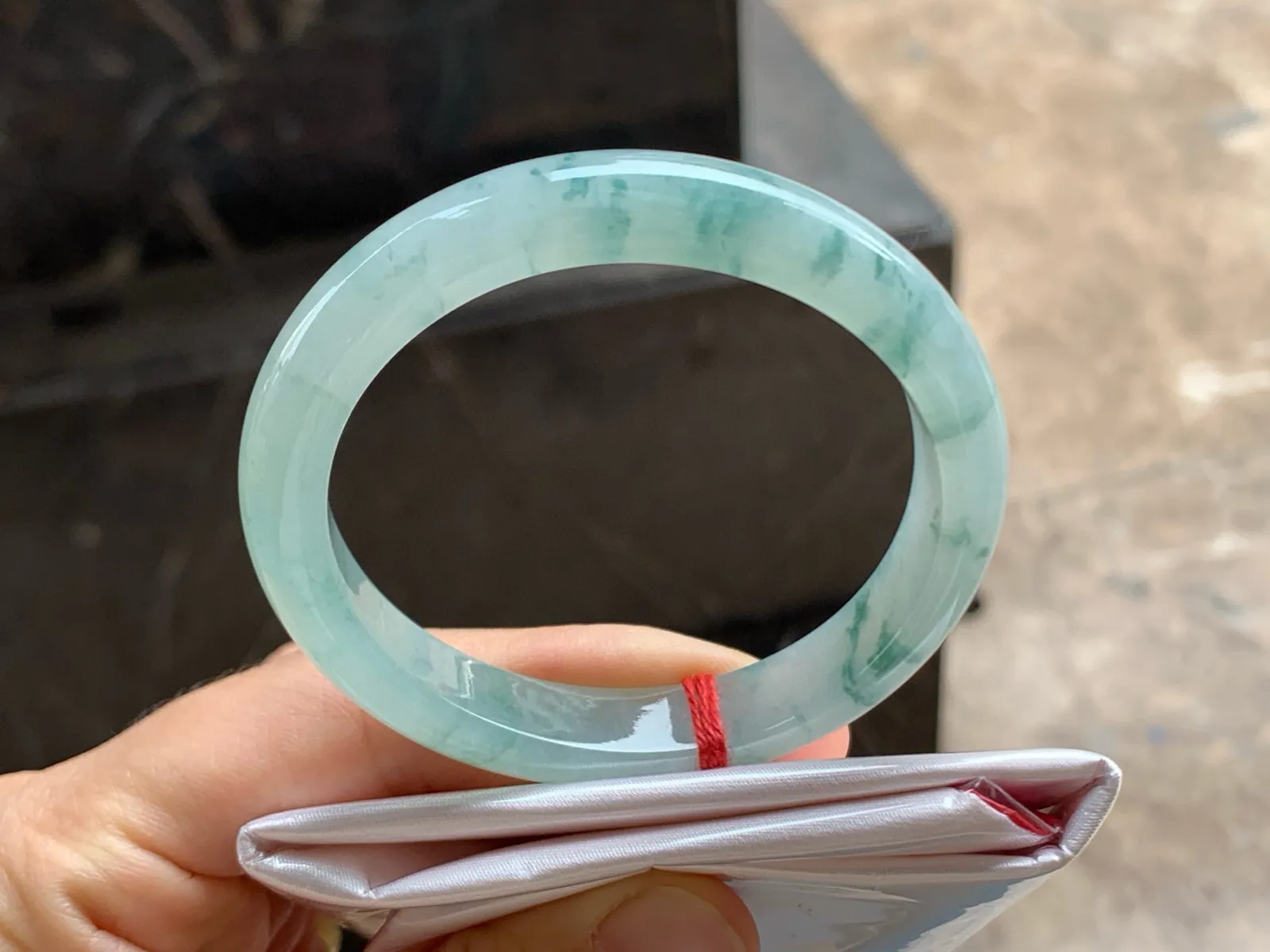 尺寸54.1/9.6/6.7，飘花贵妃手镯
水润细腻