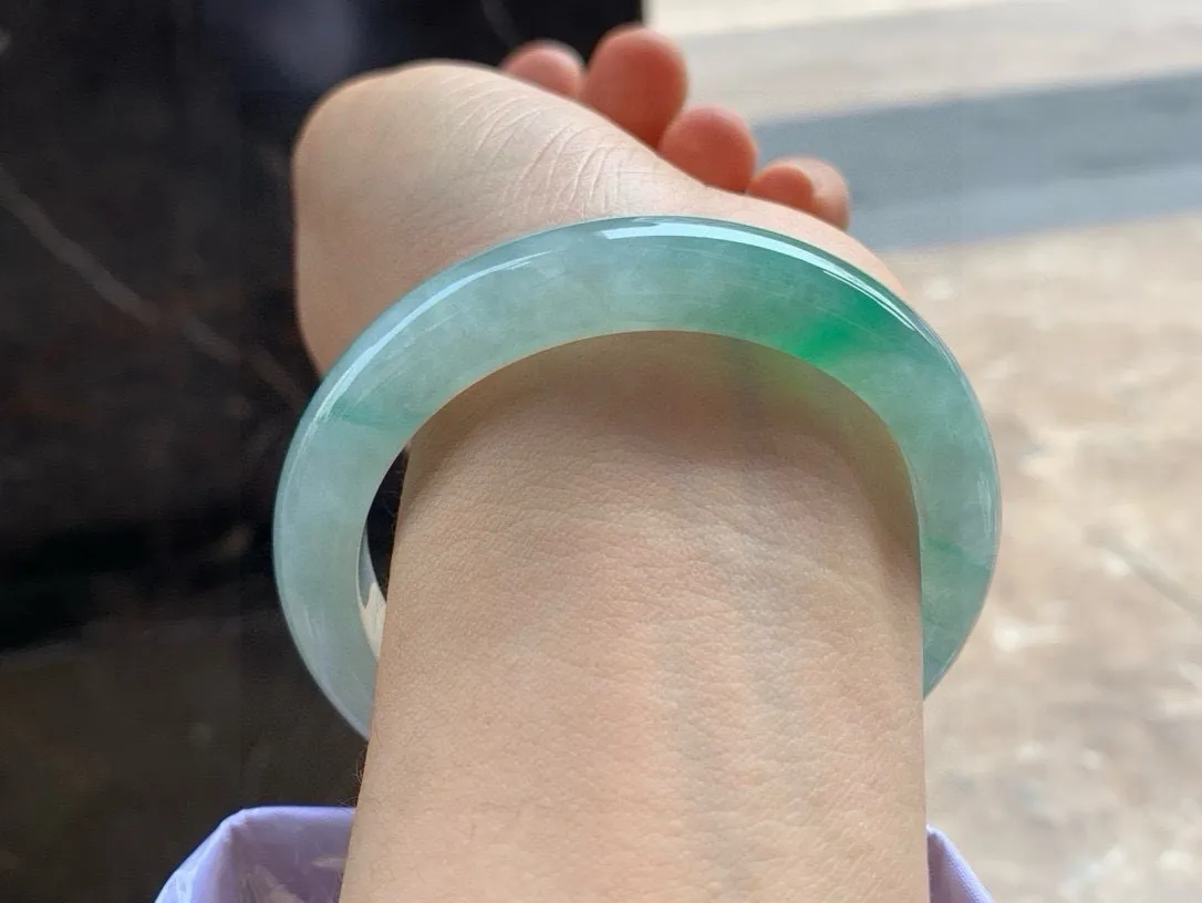 尺寸57.5/11/8.5，冰种带色手镯
水润细腻 种老气质