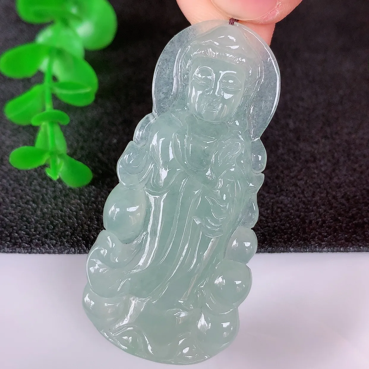 自然光实拍，冰种翡翠正装观音吊坠，赐福翡翠观音，翠色迷人，观音面相端庄，佩戴时尚出众！#57.10