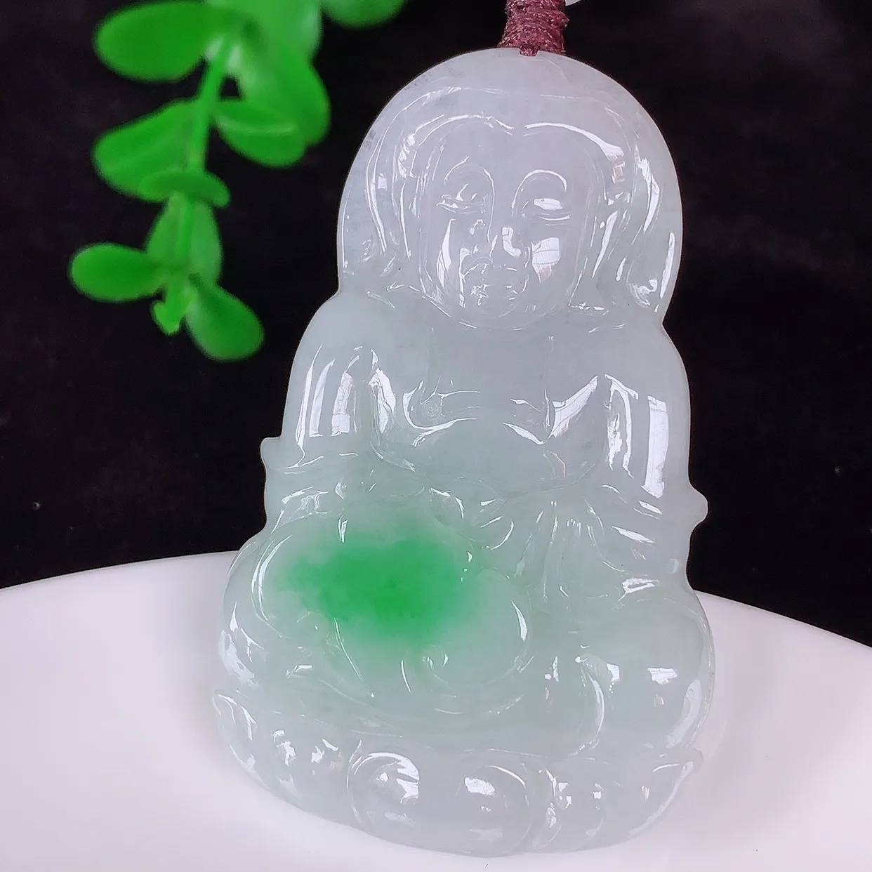 自然光实拍，冰润冰糯种飘阳绿翡翠观音吊坠，赐福翡翠观音，翠色迷人，观音面相端庄，佩戴时尚出众！#46.10