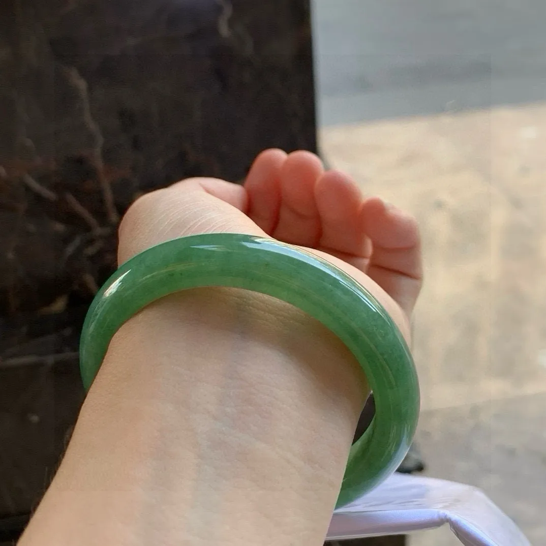 尺寸57.7/11.1/9，橄榄绿手镯
水润细腻 气质