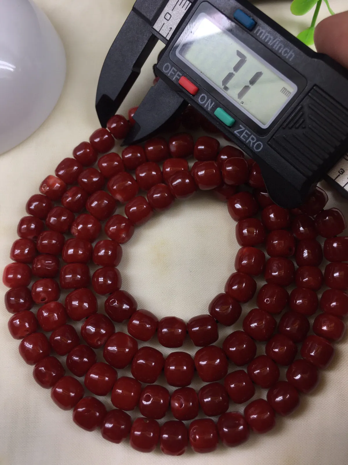 【天然日本阿卡赤血牛血8mm红珊瑚108佛珠串】珍藏传承佛教珍品，日本产地，阿卡材料，老型桶珠，色浓型美！天然无添加无优化，直径8.3-7.1mm左右，重量74.97克，光泽柔润透亮，108粒，少白芯，少虫眼。另加佛头弟子珠共120粒，珊瑚本为佛教珍宝，来自深海千年生长，是有机宝石，亦可当念佛珠！