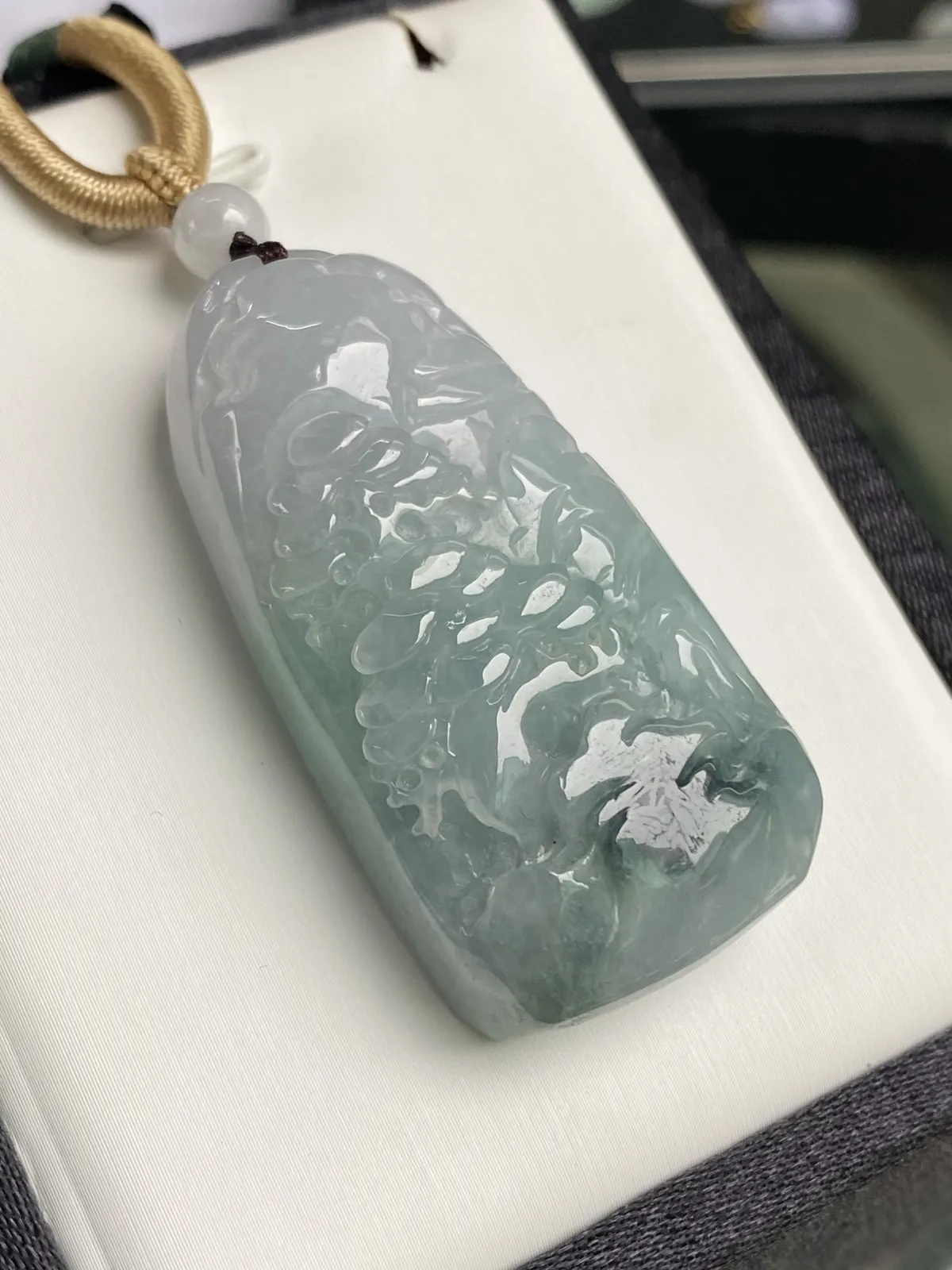 推荐【双彩山水】无纹裂，水润，粉粉的天空寓意着天晴美好，蓝绿花处纹理似雪景中冰雪覆盖初融，似水流动，品相佳，厚装，超值哦～～