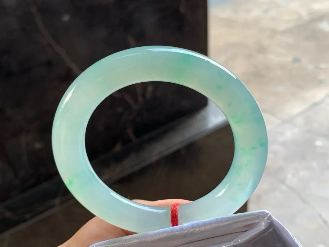 尺寸55.6/10.6/11.9，冰绿圆条手镯 
水润细腻 种老