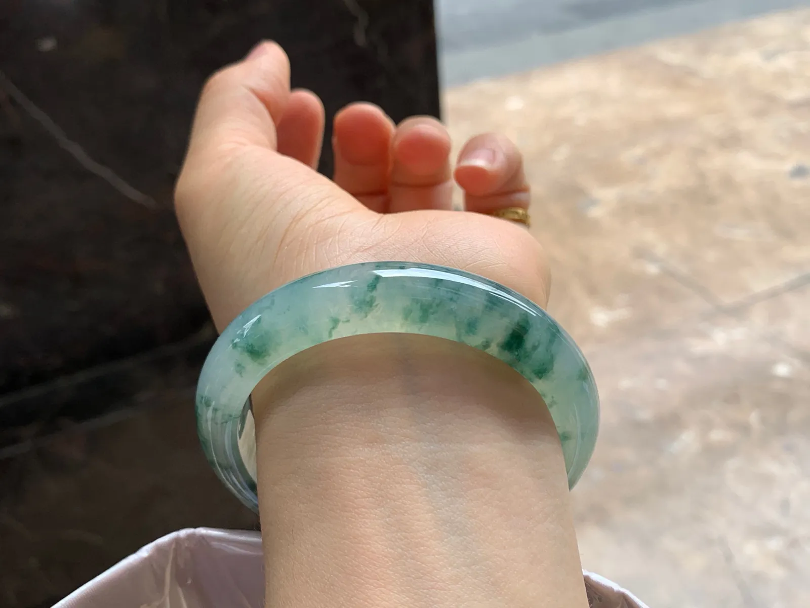 尺寸57.3/12.7/8.6，冰飘花手镯
水润细腻 清新甜美
