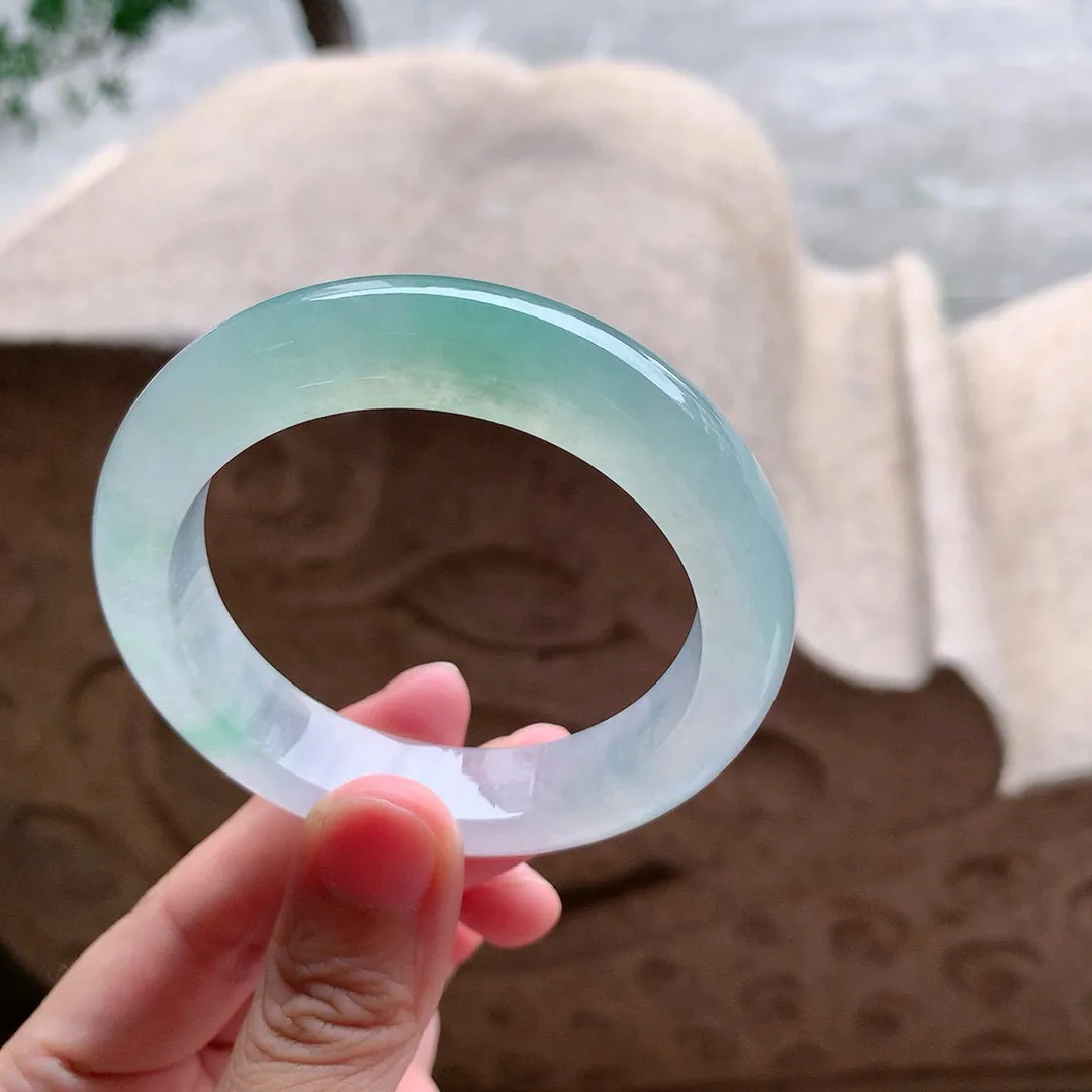 正圈冰玻阳绿 无瑕 尺寸:52.1/12.2/9.1 种色俱佳️️