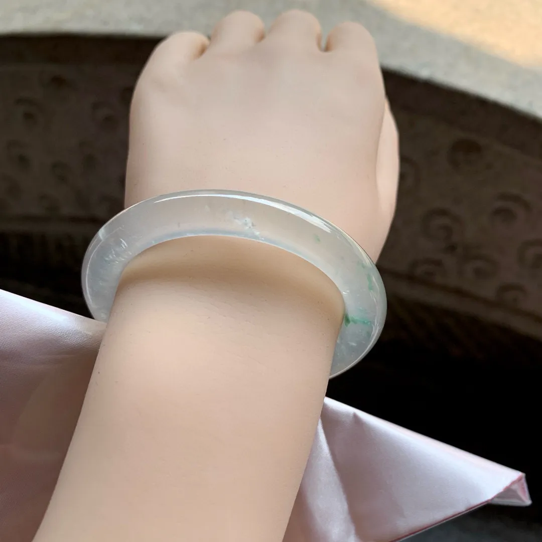 圆条玻璃种飘绿花 无瑕 尺寸:53.2/8.7/9.4与肤色融为一体 种水天花板 收藏级别