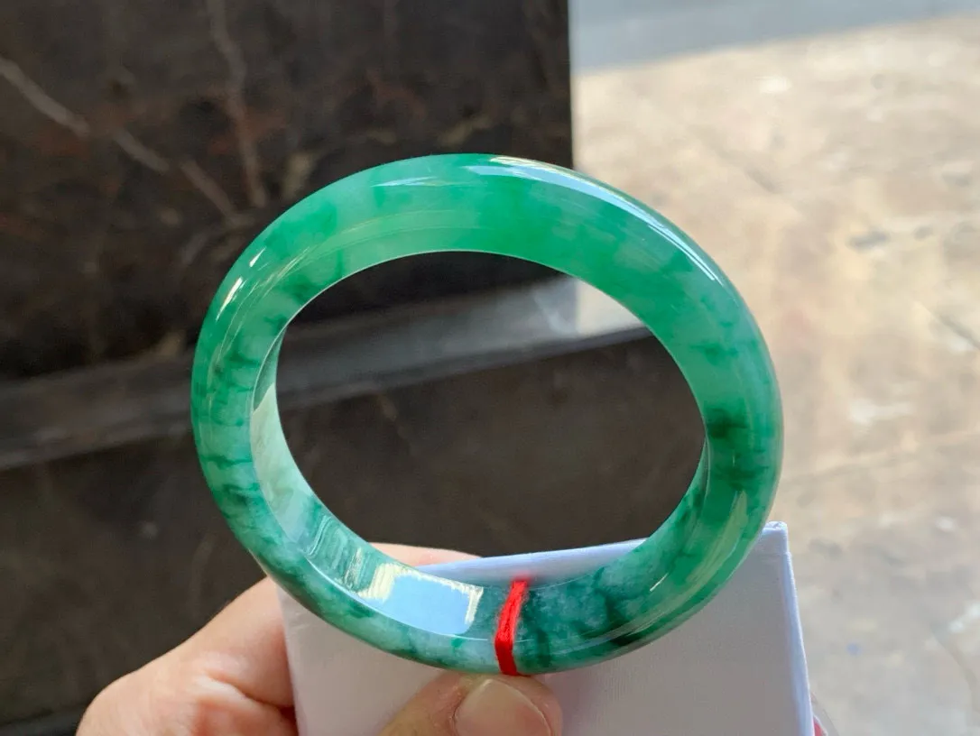 尺寸59/13.3/9.5，飘花手镯
水润细腻 种老 气质