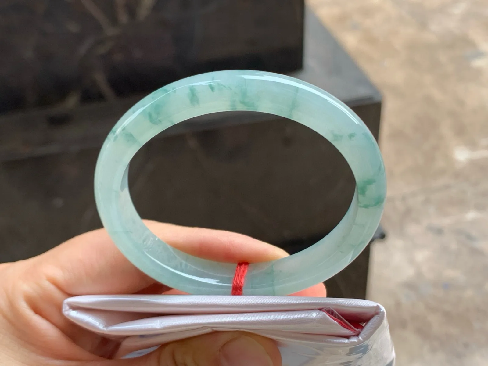 尺寸54.1/9.6/6.7，飘花贵妃手镯
水润细腻
