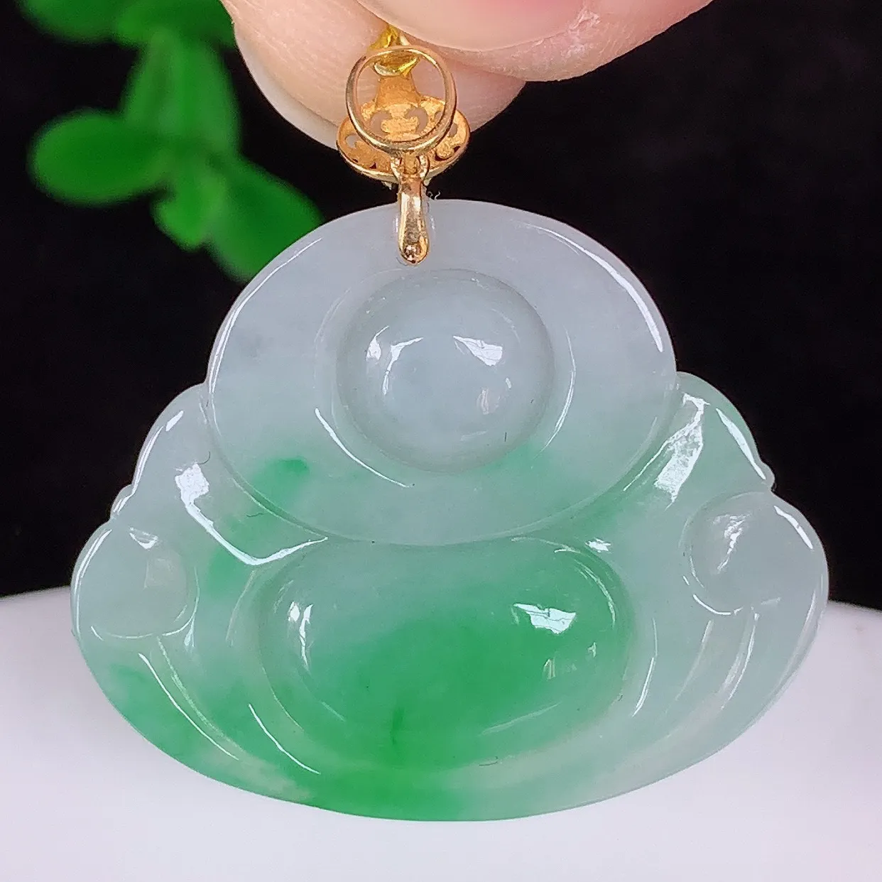 自然光实拍，18K金镶嵌冰润冰糯种飘阳绿翡翠佛公吊坠，冰透饱满， 佛公亦保平安，寓意有福（佛公）相伴，品相佳，配戴优雅迷人！#35.10整体28.6*裸石22.6*27*5