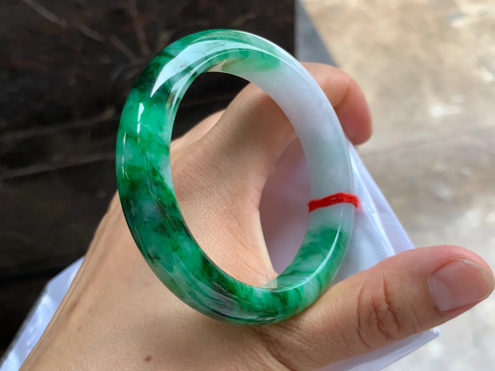 54.5-13-8.5mm
瓜皮绿手镯 底子细腻 颜色辣绿 上手大气