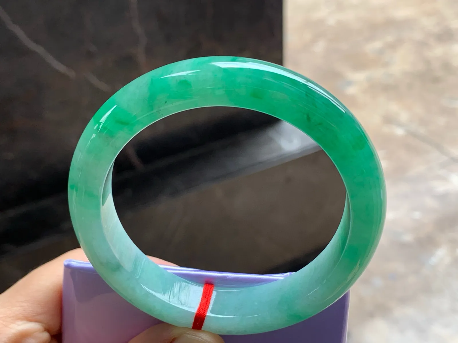 尺寸59.4/13.3/9.1，辣绿手镯
水润细腻 清新甜美