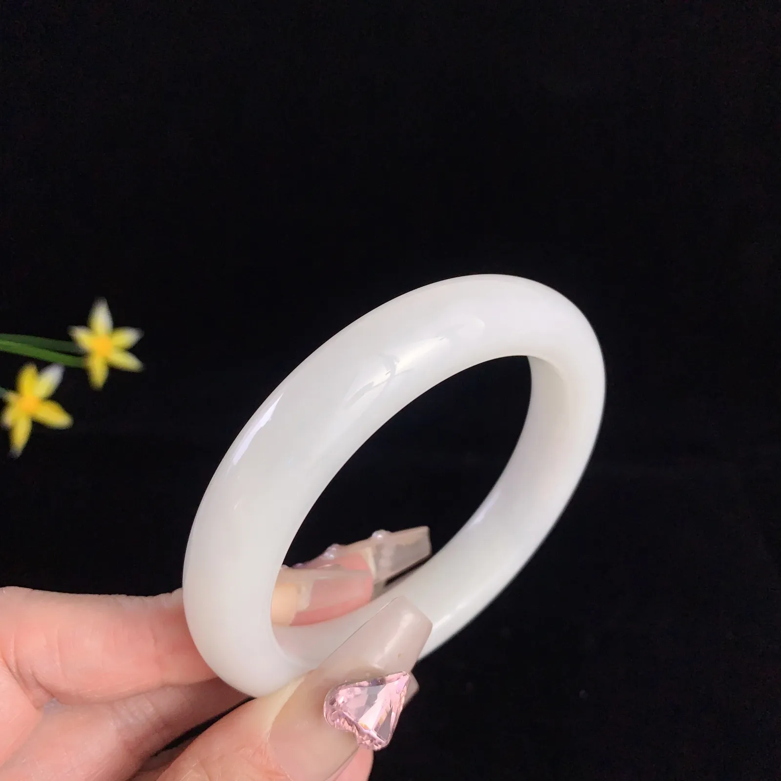 和田玉57圈口羊脂白手镯！玉质细腻油润 底色纯净 无裂无杂 脂粉好