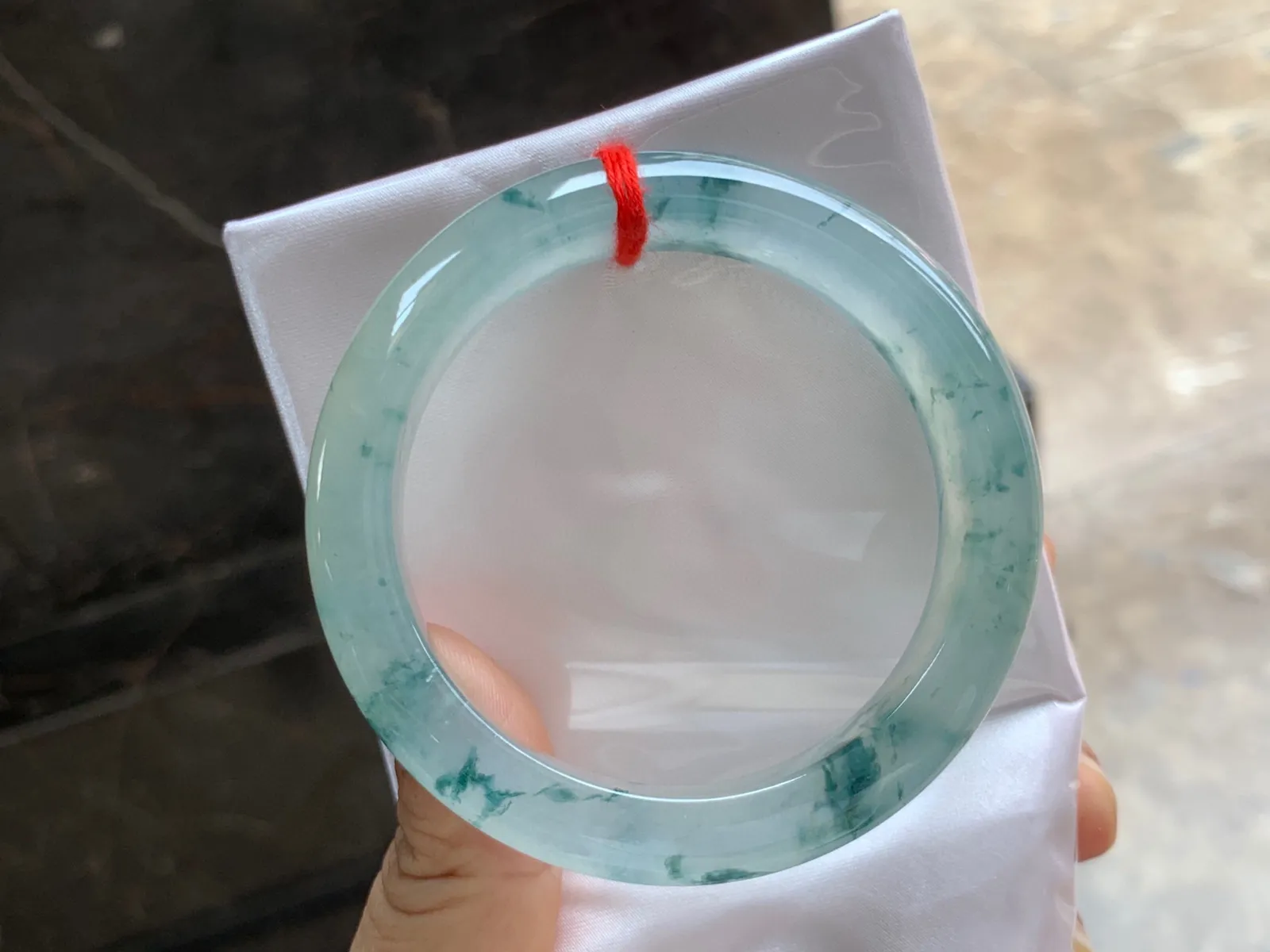 55.5-12.5-8.5mm
冰种飘花手镯 水润冰透 起荧光 花色漂亮