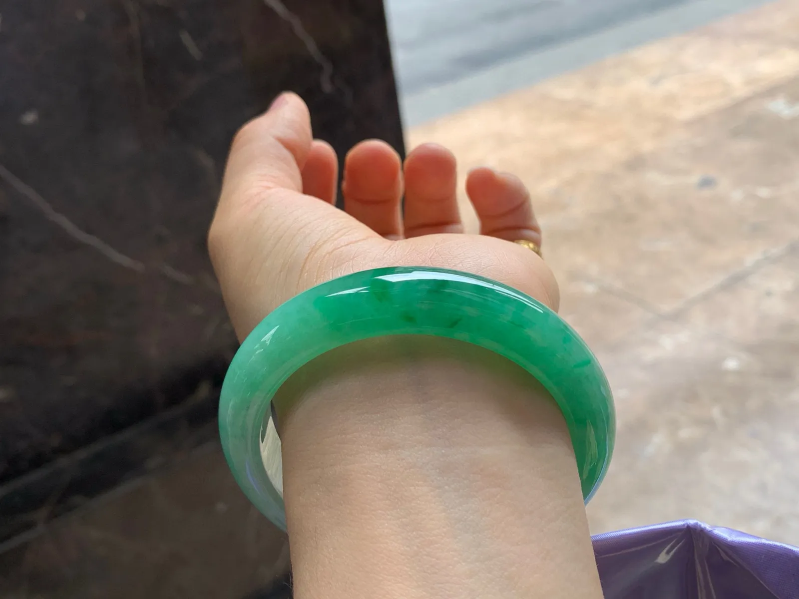 尺寸59.4/13.3/9.1，辣绿手镯
水润细腻 清新甜美