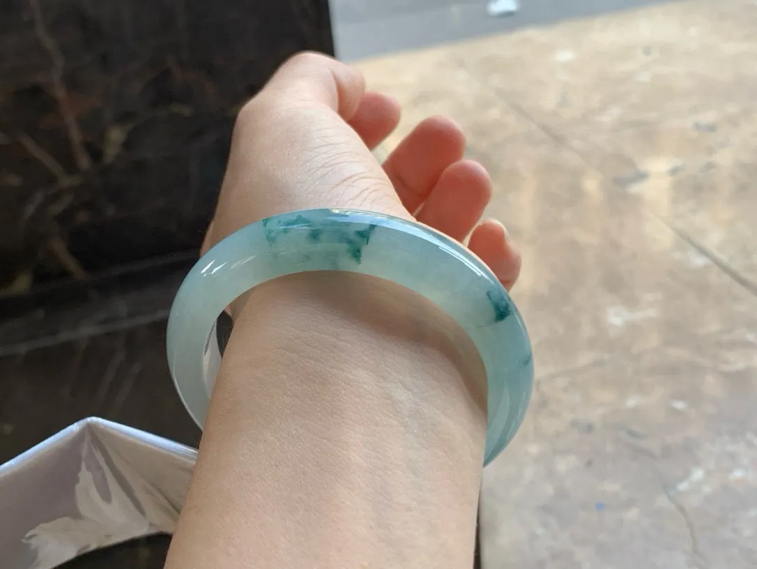 尺寸57.1/12.5/8.7，冰飘花手镯
水润细腻