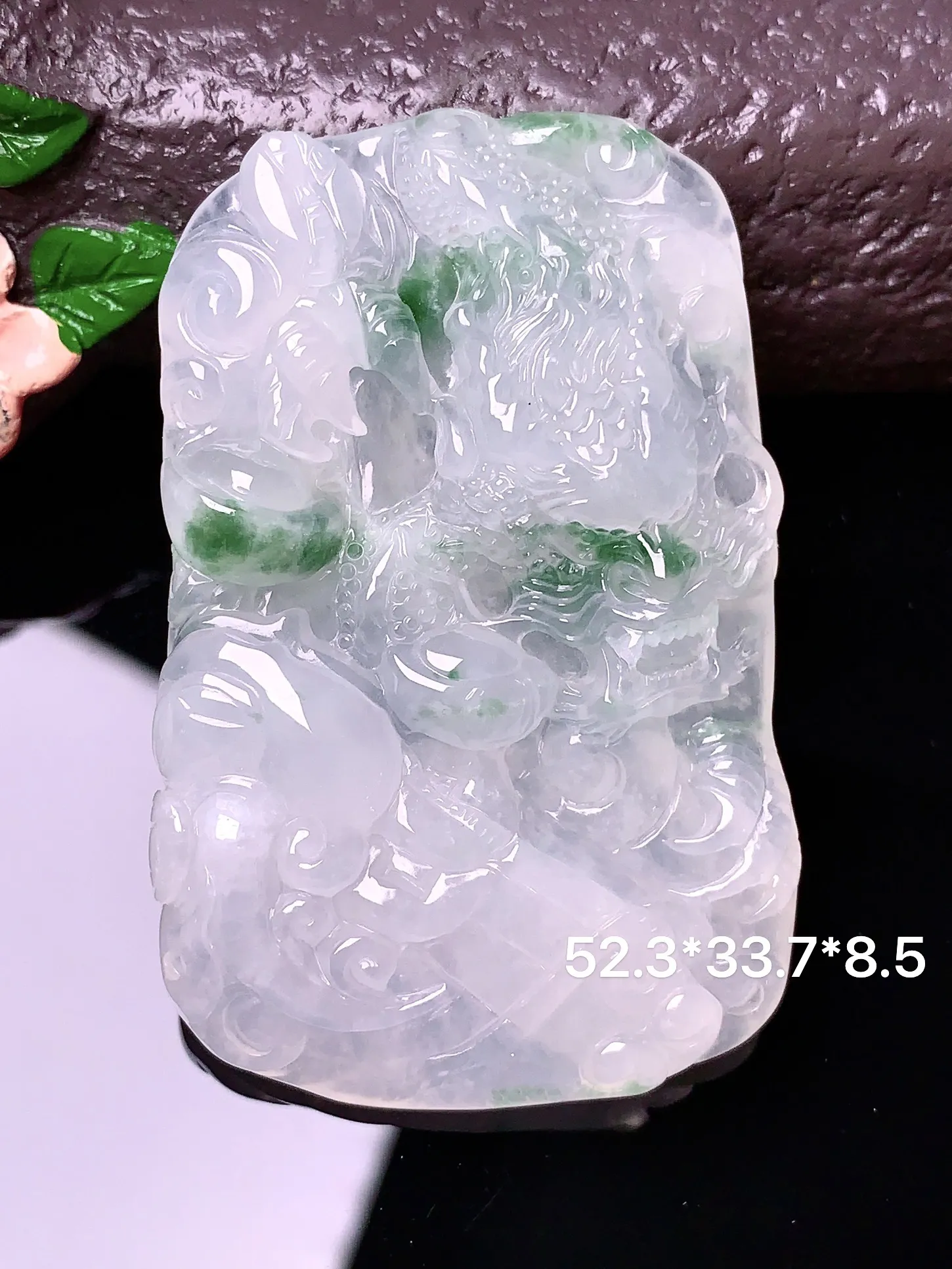飘绿龙牌吊坠 玉质细腻 色泽清新艳丽 整体尺寸52.3*33.7*8.5