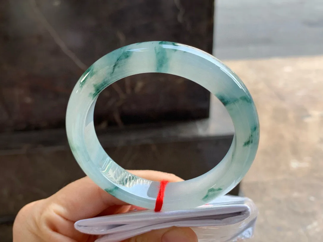 尺寸57.3/13.6/8.6，冰飘花手镯
水润细腻气质