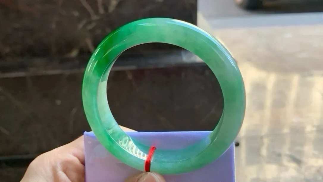 尺寸56/13.2/9.2，辣绿手镯
冰透水润细腻