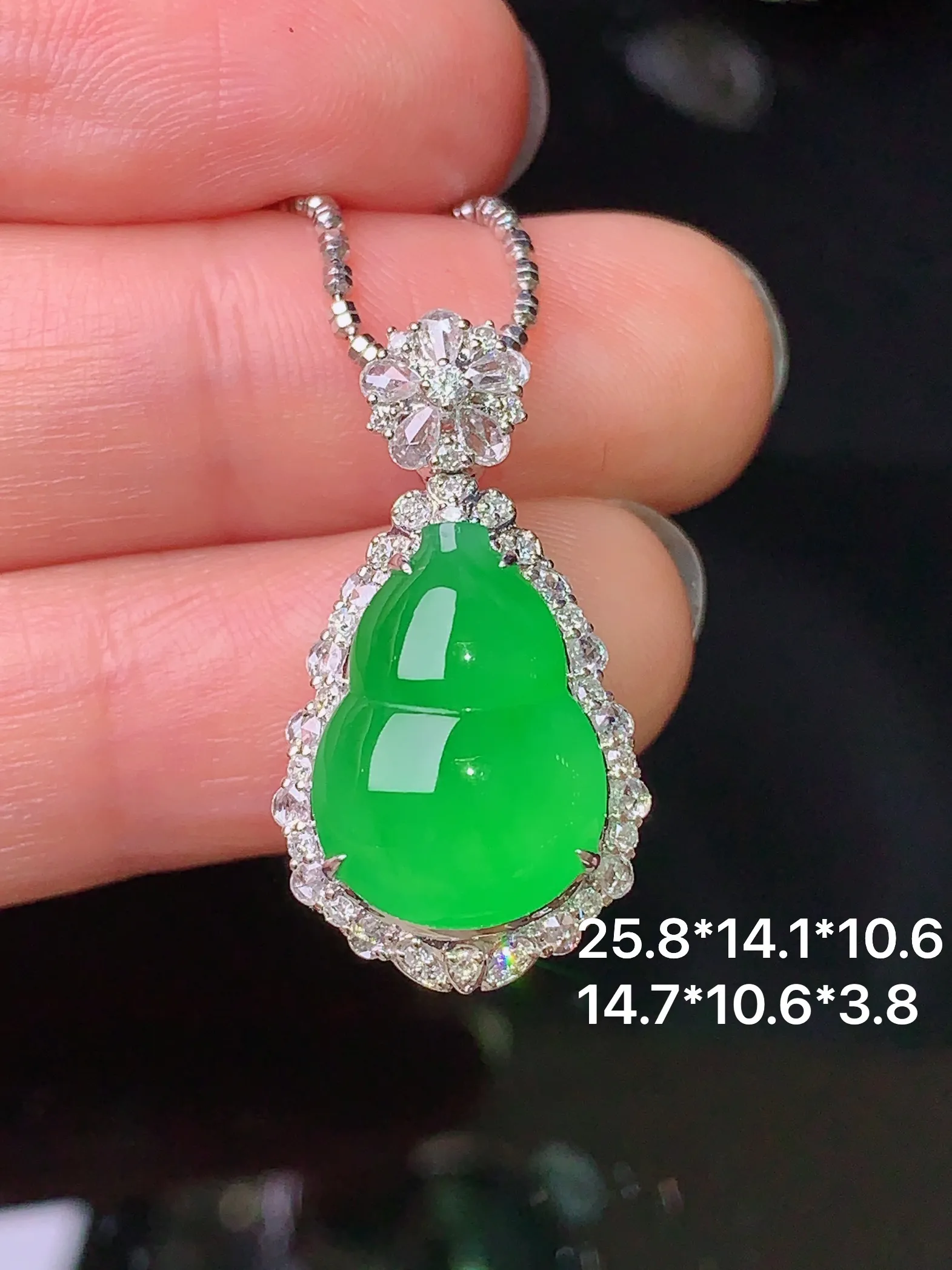 18k金钻镶嵌满绿葫芦吊坠 玉质细腻 色泽清新艳丽 整体尺寸25.8*14.1*10.6