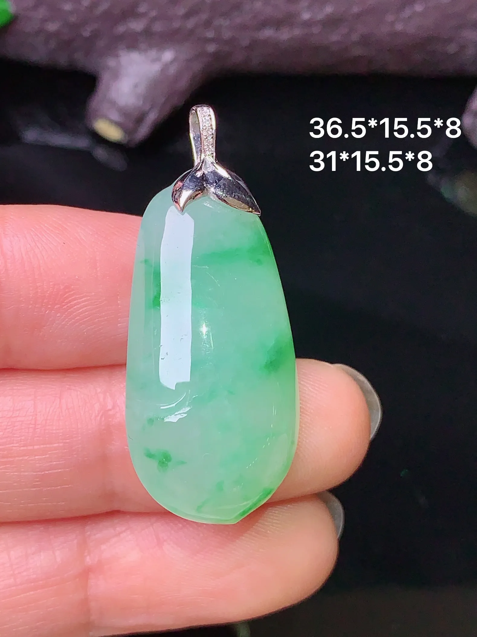 18k金镶嵌飘绿福瓜吊坠 玉质细腻 色泽清新艳丽 整体尺寸36.5*15.5*8
