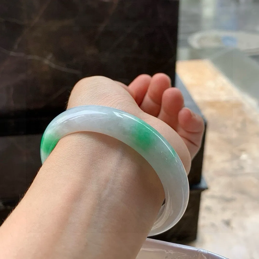尺寸57.8/13.2/10.2，糯冰带色手镯， 水润有种有色 ，上手漂亮气质