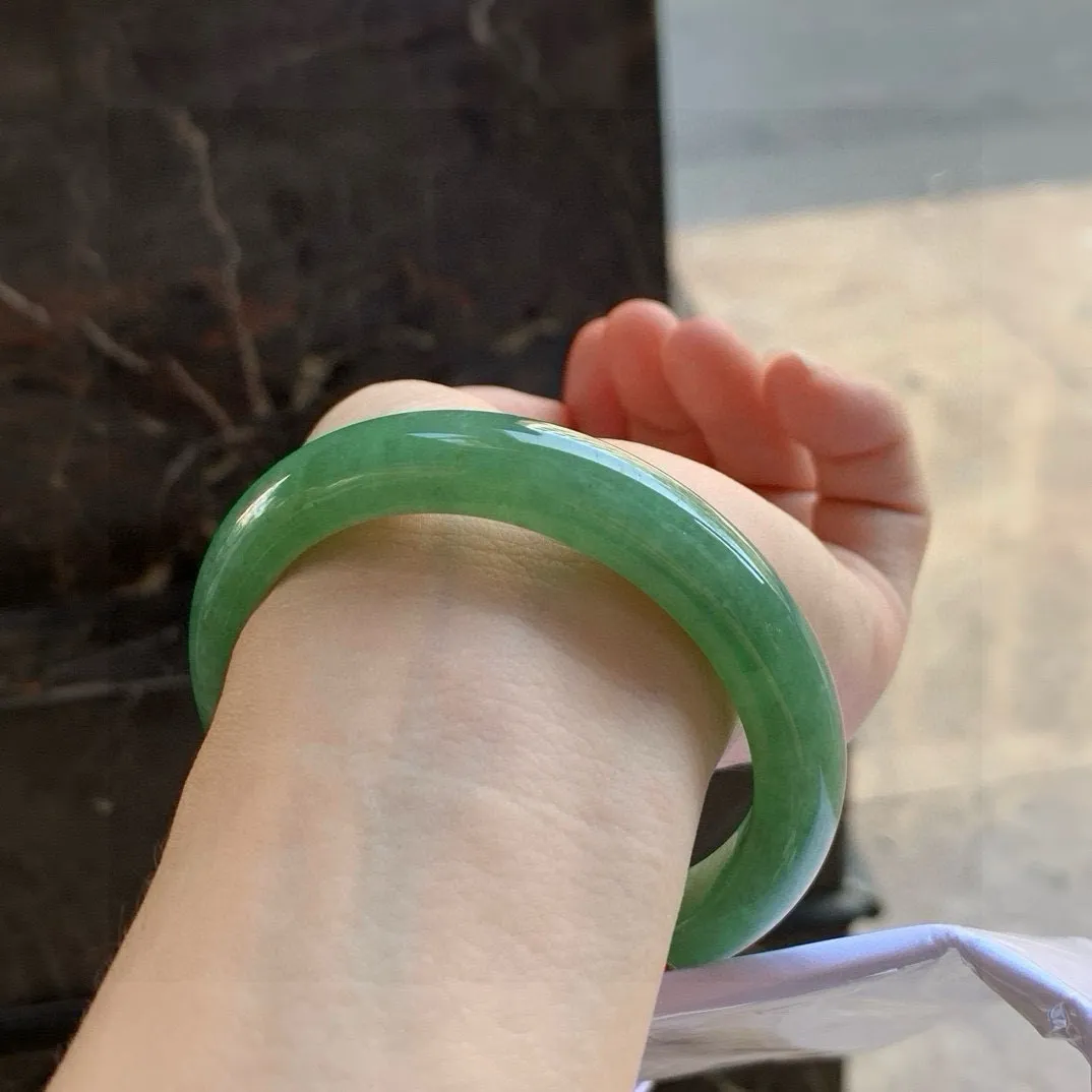 尺寸57.7/11.1/9，橄榄绿手镯
水润细腻 气质