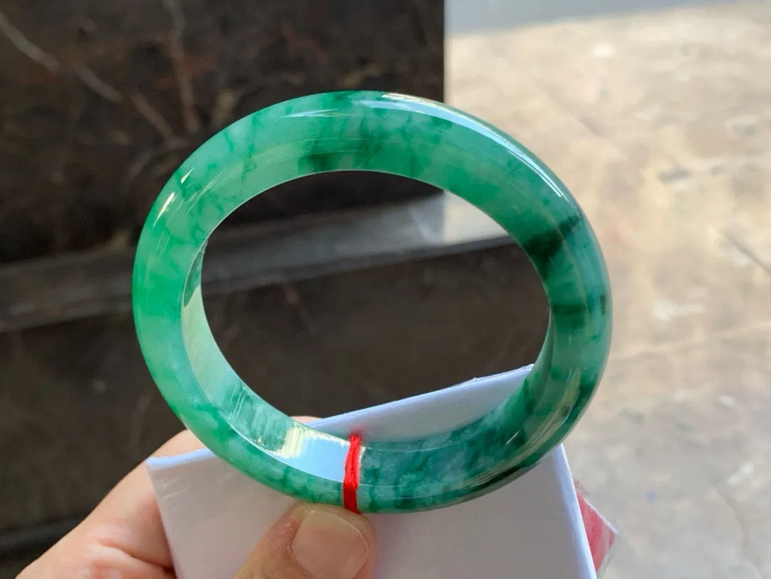 尺寸59/13.3/9.5，飘花手镯
水润细腻 种老 气质