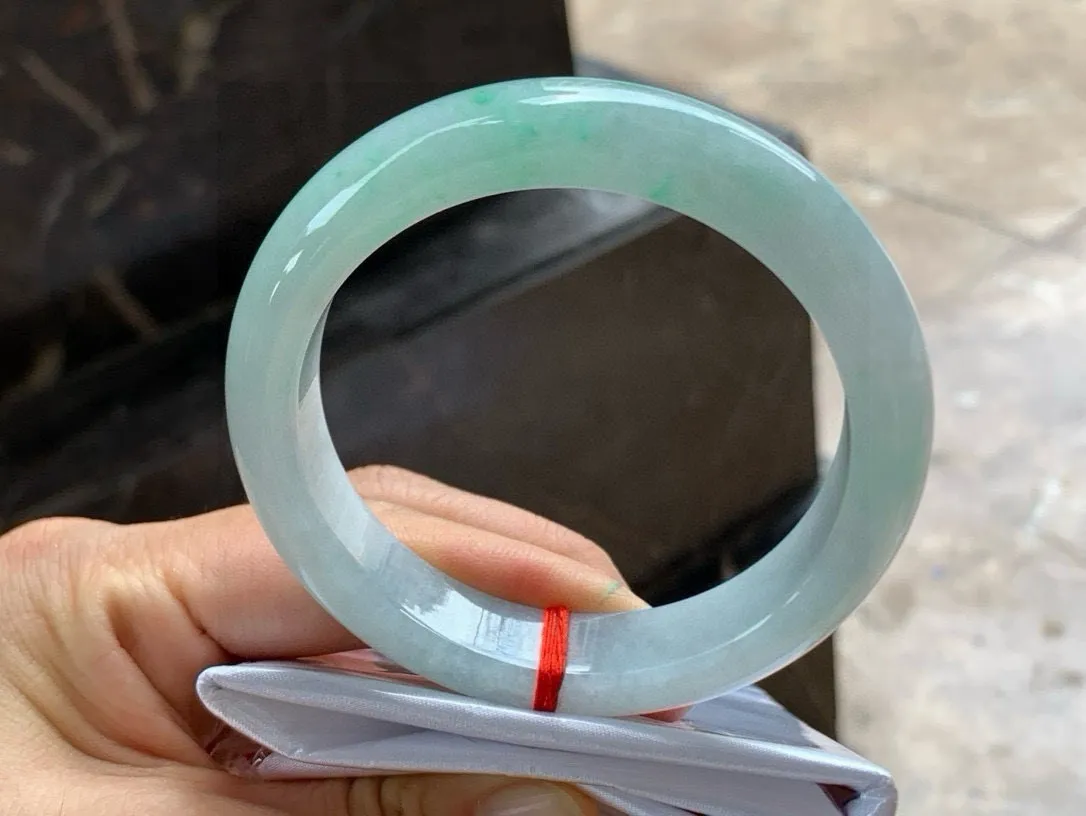 尺寸55.8/12.7/8.6，飘花手镯
水润细腻 种老气质