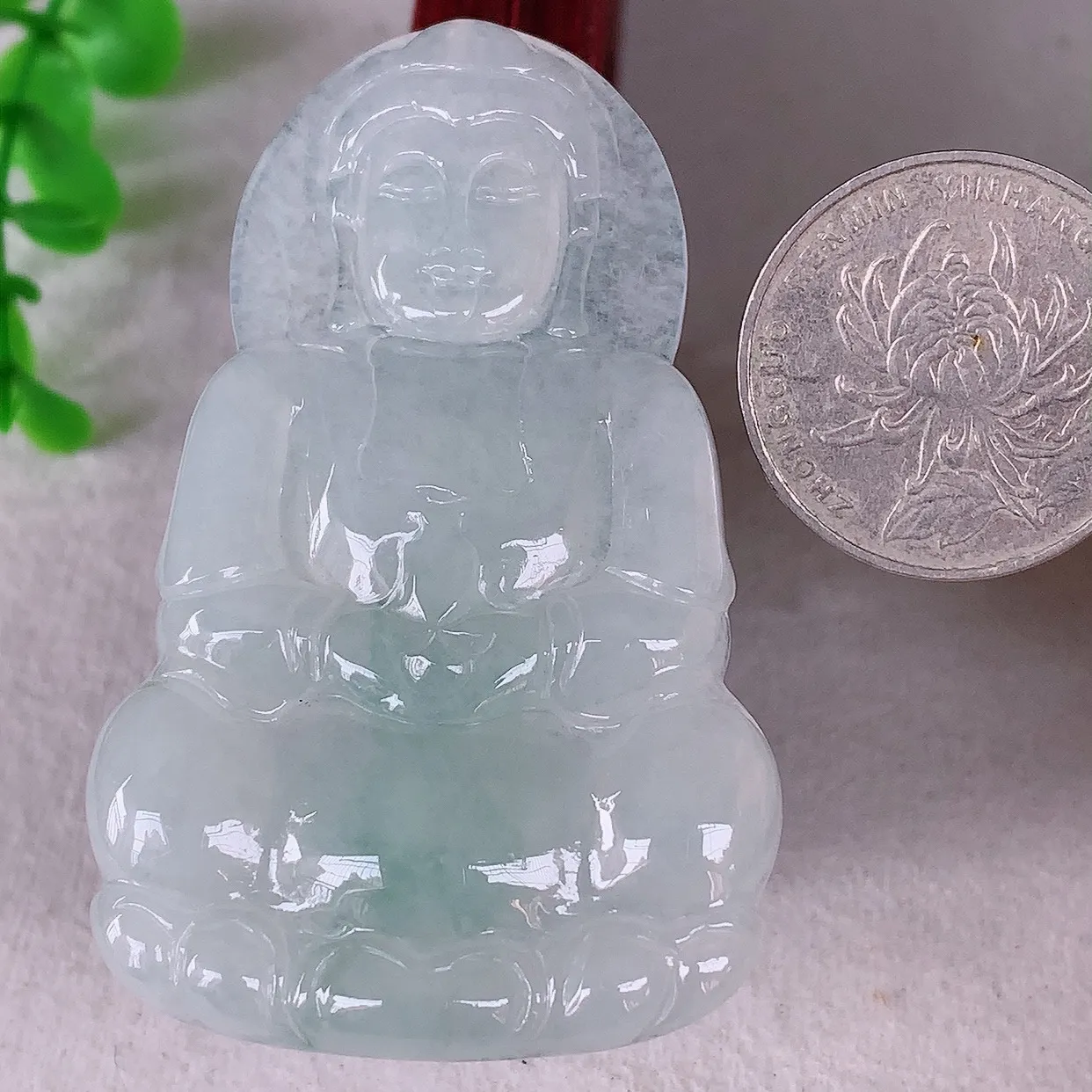 自然光实拍，大件冰种飘绿翡翠观音吊坠，赐福翡翠观音，翠色迷人，观音面相端庄，佩戴时尚出众！#46.10