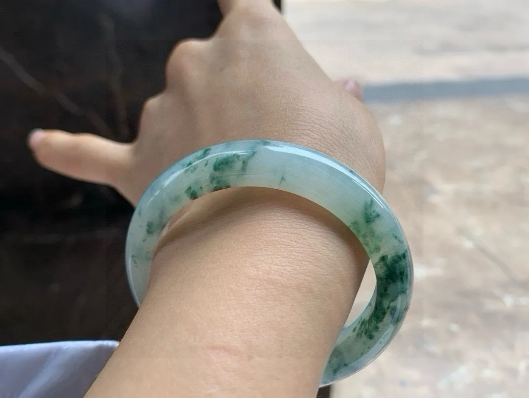 尺寸54.9/12.4/8.4，冰飘花手镯
水润细腻 清爽种老