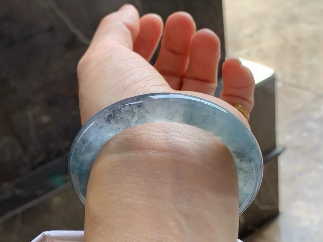 尺寸56.6/11.5，冰种圆条手镯 
 水润细腻 老种老色