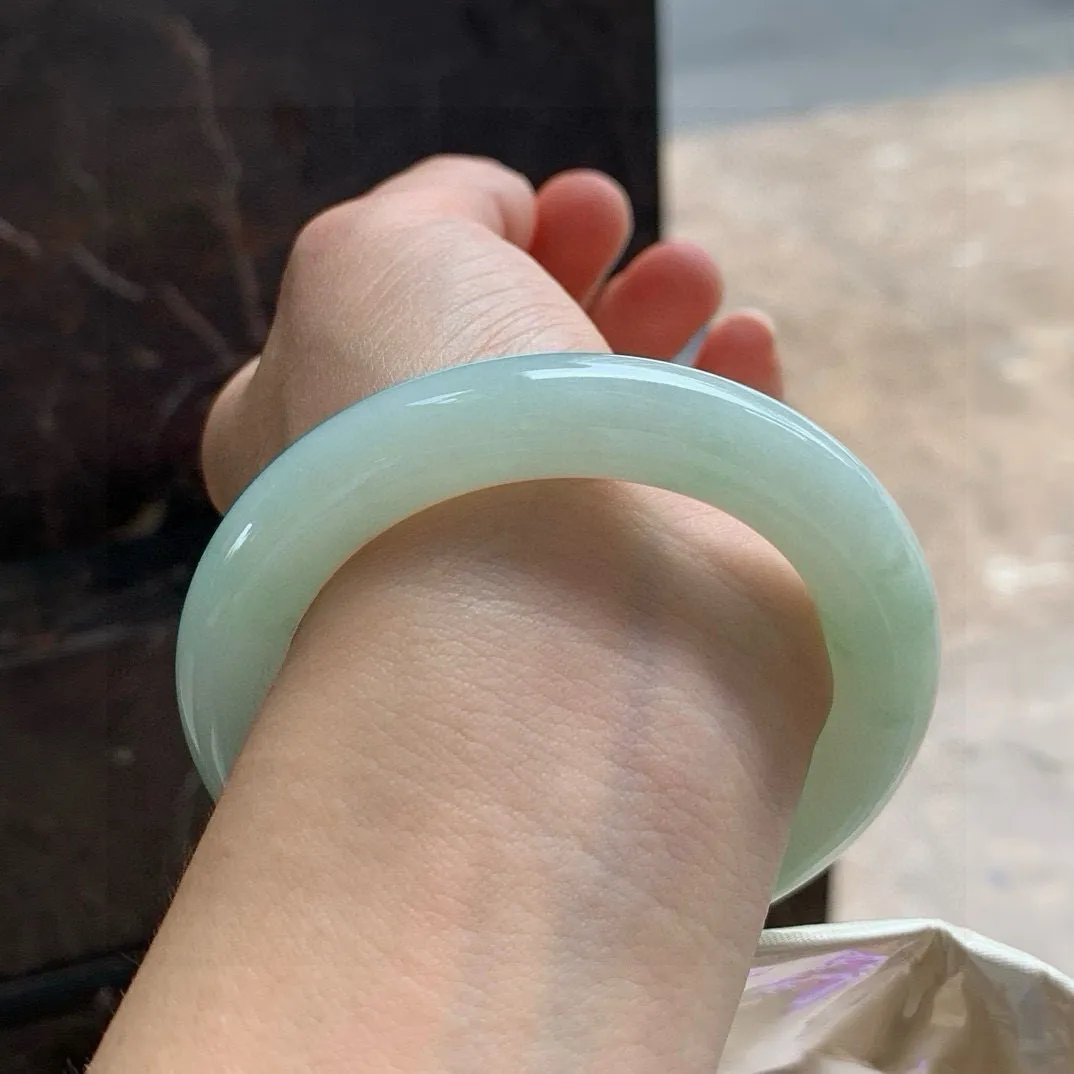尺寸56/11.3，豆底圆条手镯 
 水润细腻 老种老色 气质大气